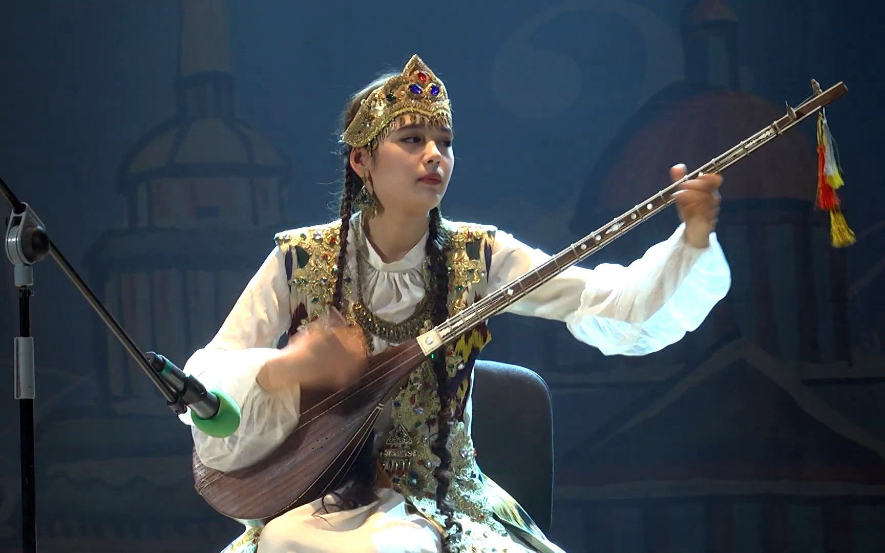 乌兹别克美少女演奏都塔尔