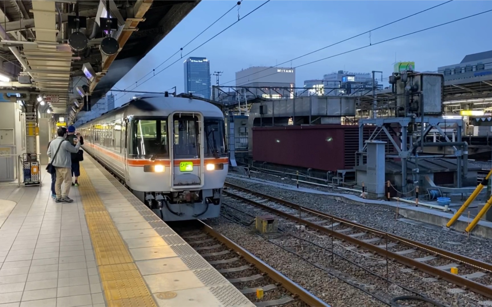 jr东海 キハ85系 ひだ飞弹号 特急气动车名古屋出发,站台上一股煤烟!