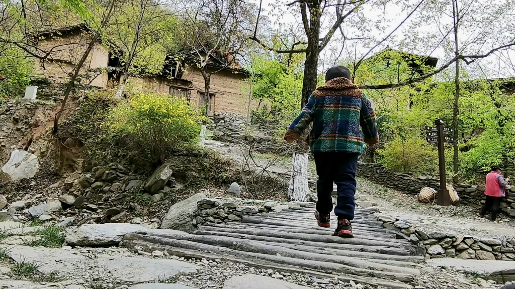 [图]灰瓦土墙坡屋顶甘川文化的结合，历经千年的张坝古村却被抛弃