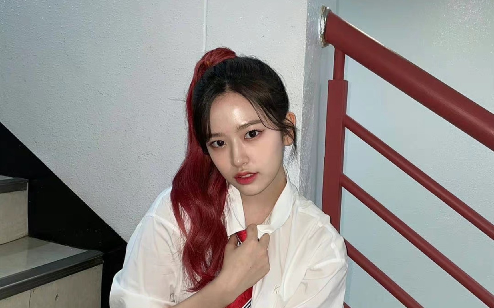 红色高马尾!我愿称之为安宥真人歌mc最帅造型!