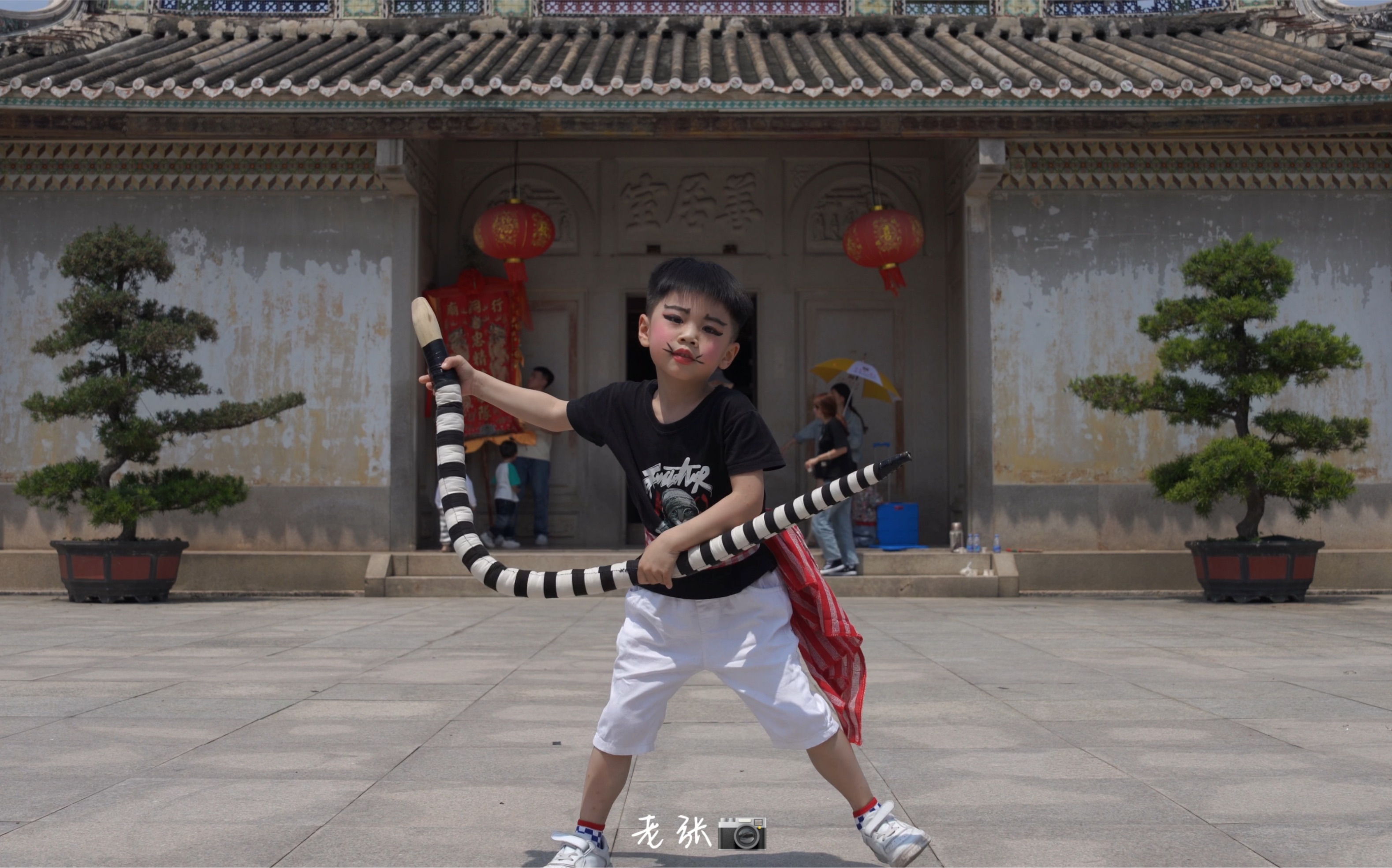 "五一"在澄海陈慈黉故居偶遇热爱英歌舞的5岁小男孩,真的非常厉害!