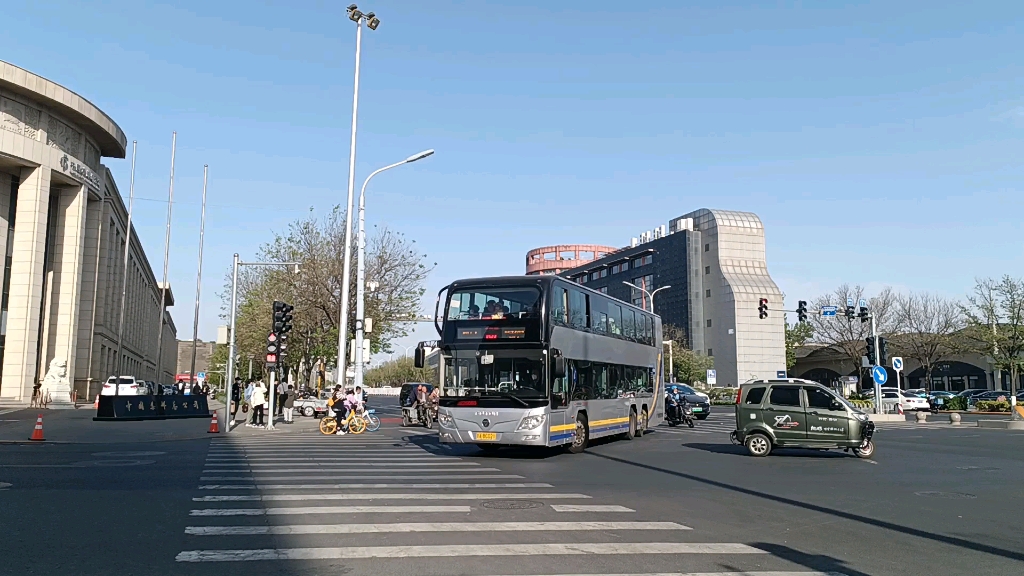 北京公交137路前门东路右转