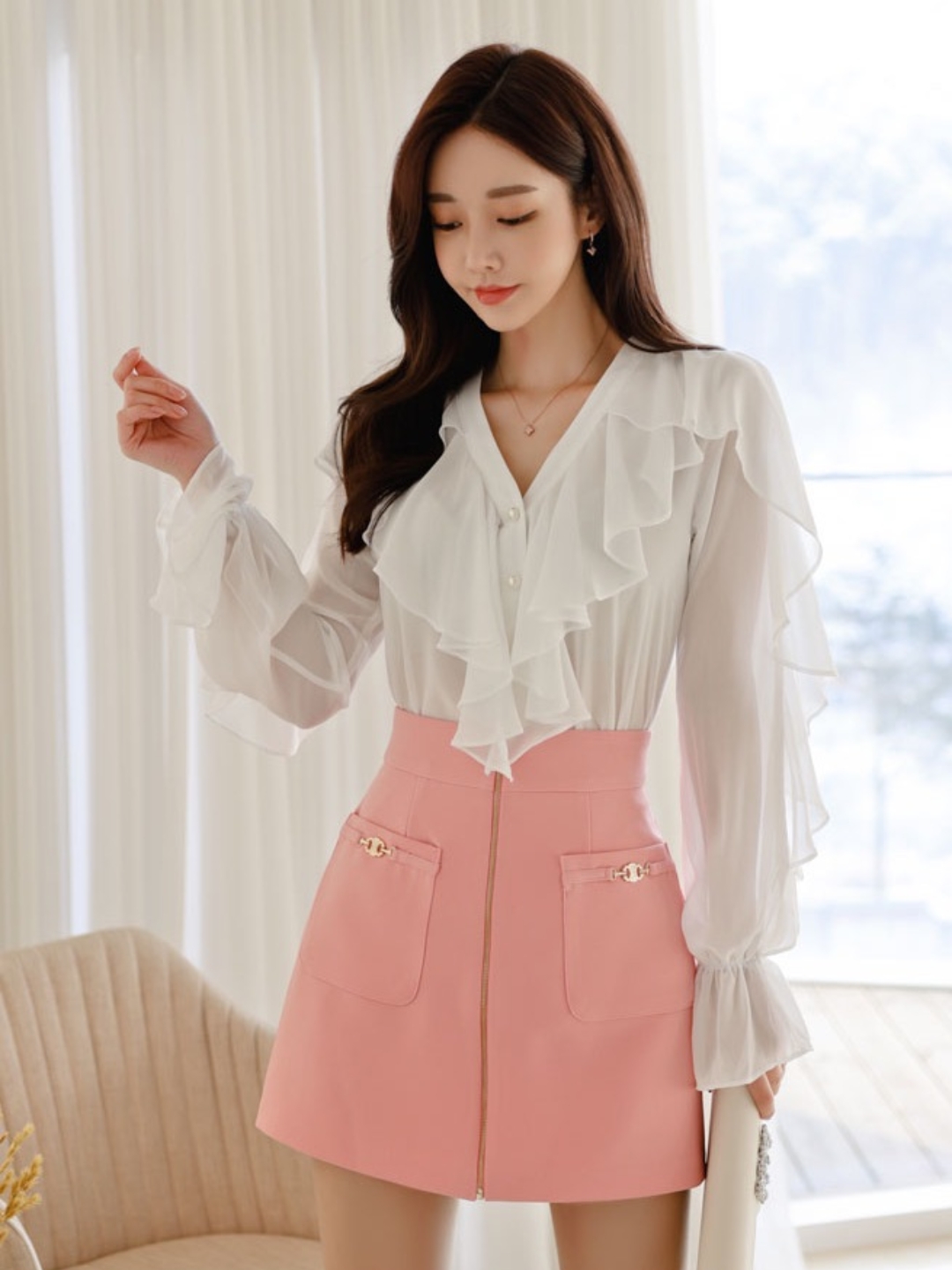 孙允珠,白嫩透纱上衣搭配粉色短裙