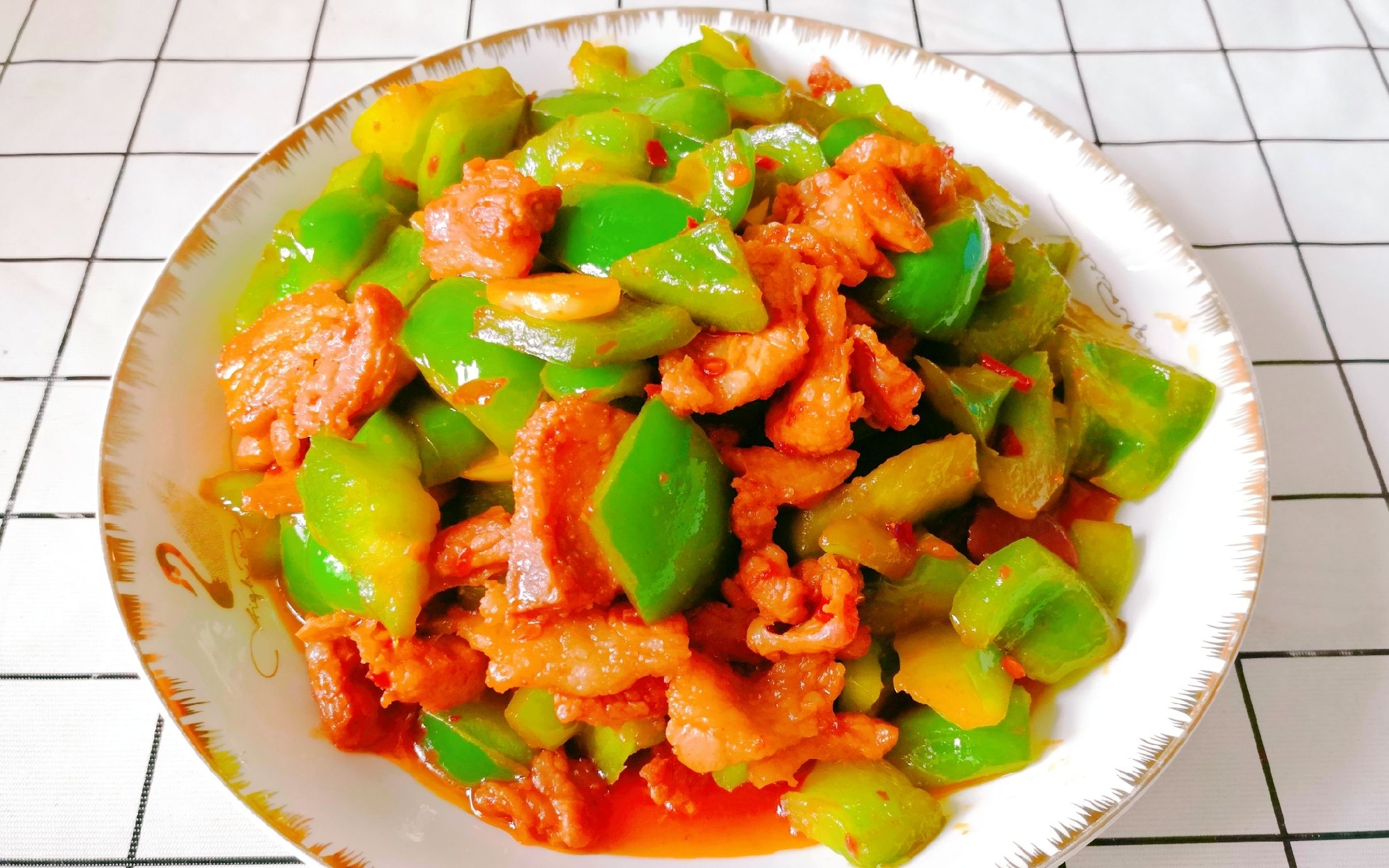 青泡椒炒腊肠,青泡椒炒腊肠的家常做法 - 美食杰青泡椒炒腊肠做法大全