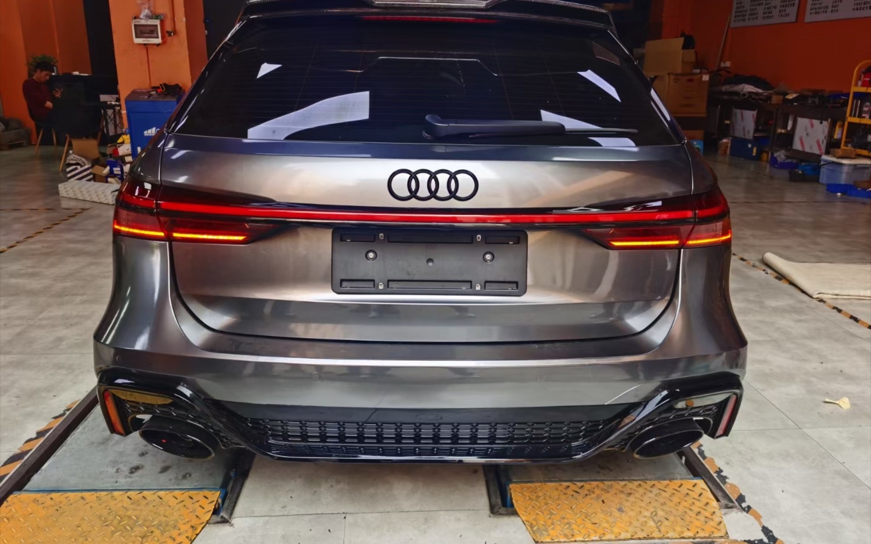 奥迪a6avant c8 改装a8款亮黑版动态贯穿尾灯