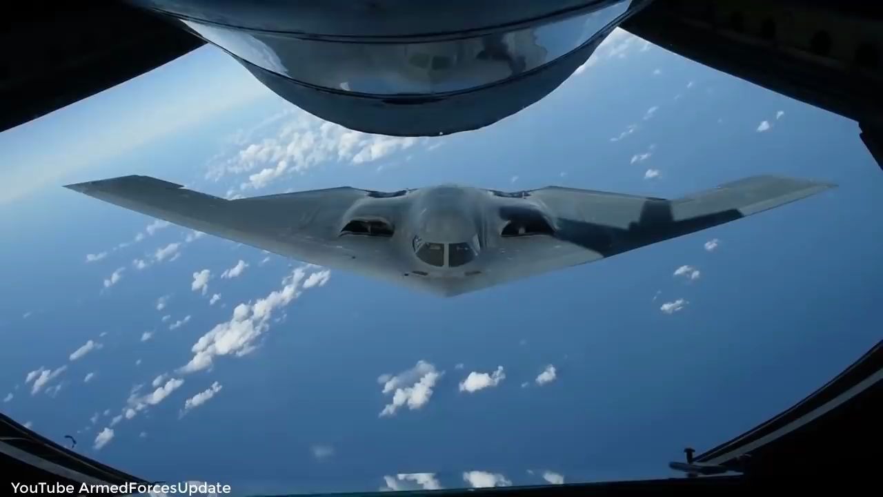 美国空军f22下饺子秀肌肉/b2空中加油