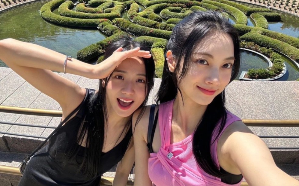 jisoo这套装造太美啦!和闺蜜亲密互动!