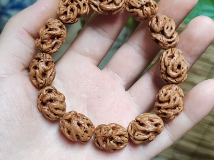 每日分享,桃核镂空雕刻手串.前半段视频,后半段图片