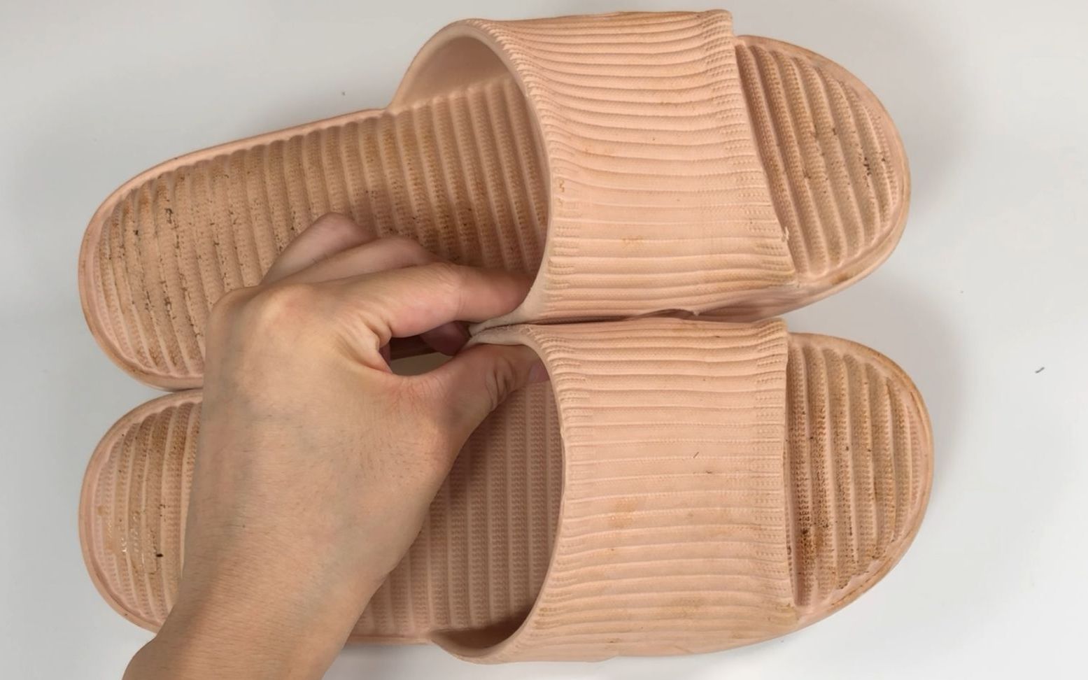 不管拖鞋多脏多黑教你泡一泡几年不刷的拖鞋都能干干净净