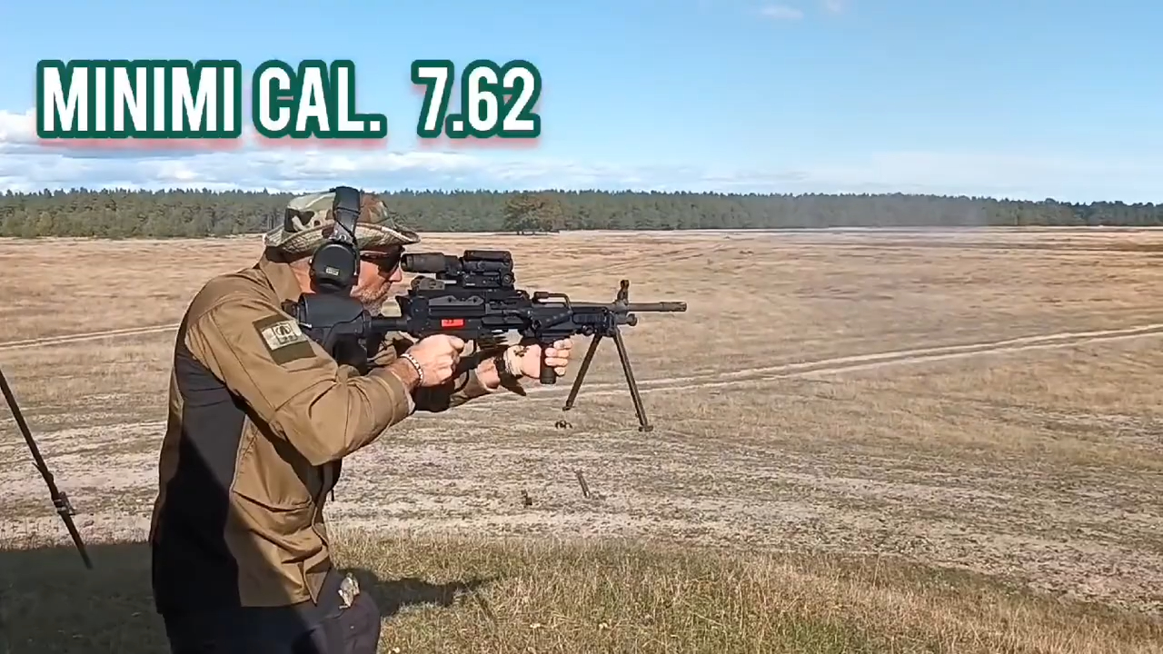 fn minimi mk3机枪 站姿射击 使用7.62×51mm nato弹药