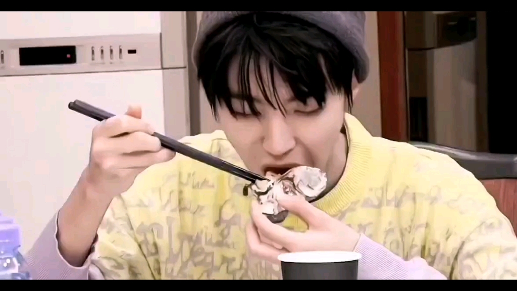 在认真干饭的王俊凯