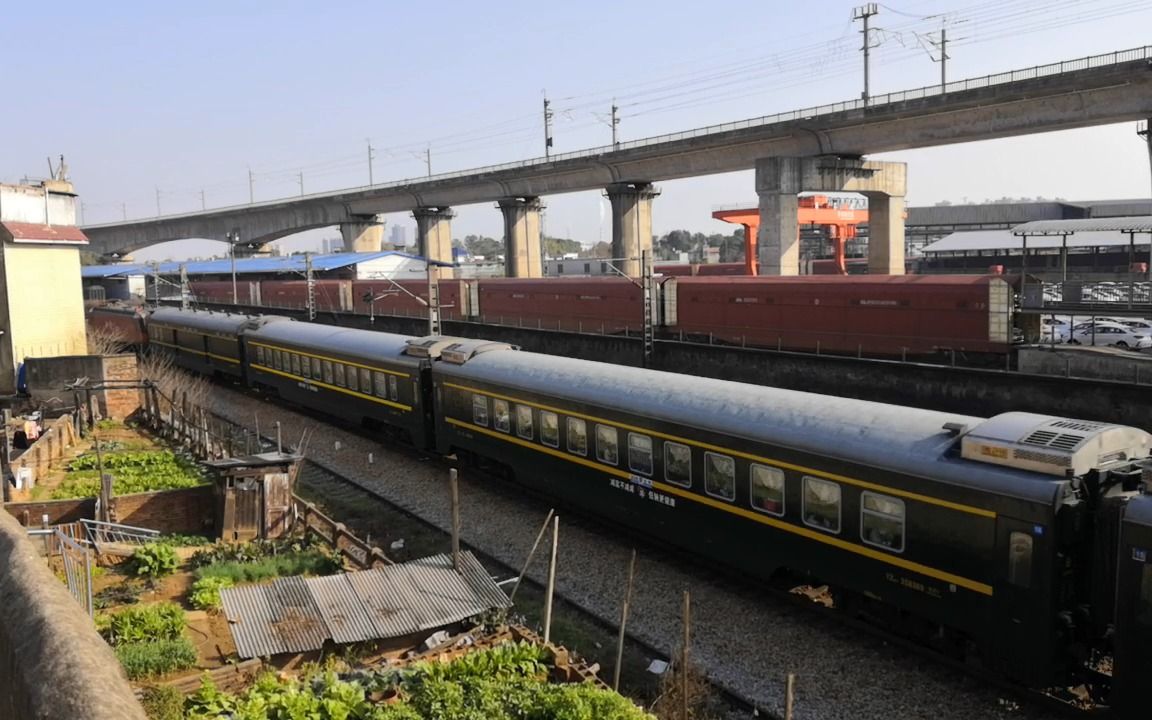 湘潭东货场附近湘黔铁路昆明到北京西的火车