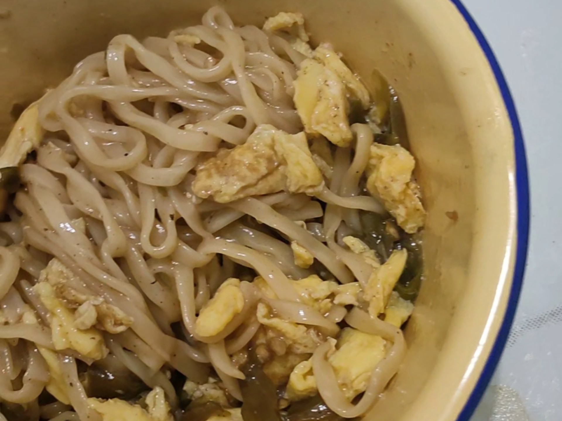 半夜饿了,家里只剩俩鸡蛋,一小把面,中午剩的菜汤,对付一顿又是一餐