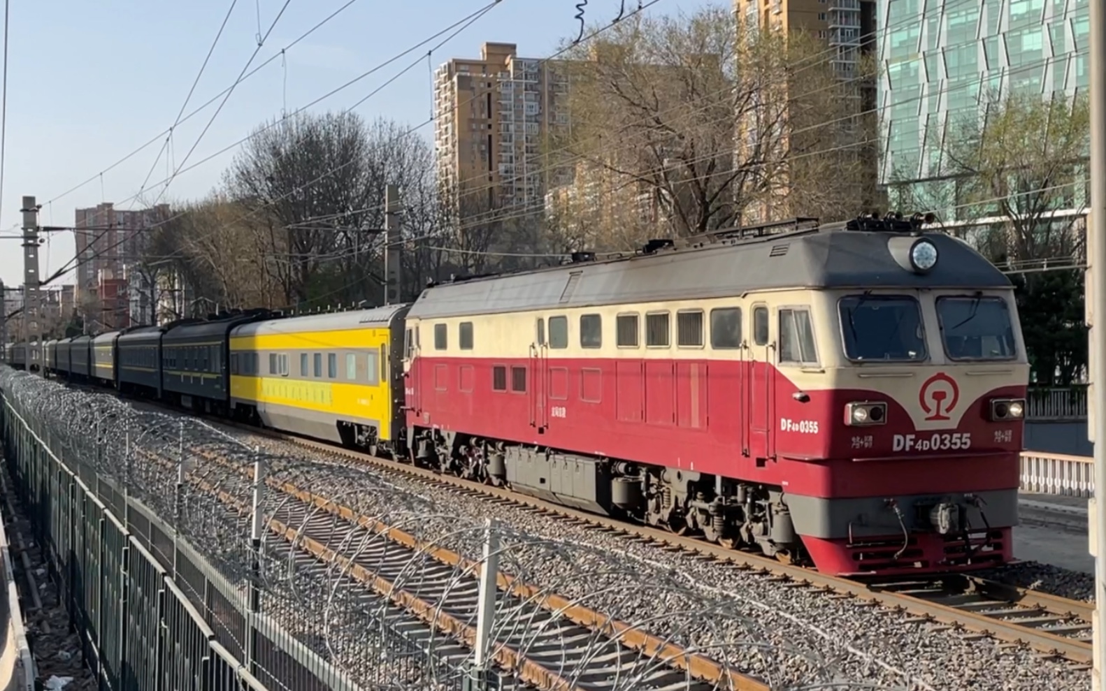 京局京段df4d0355牵引黄色涂装的中国国铁集团电务检测车sy25t999209