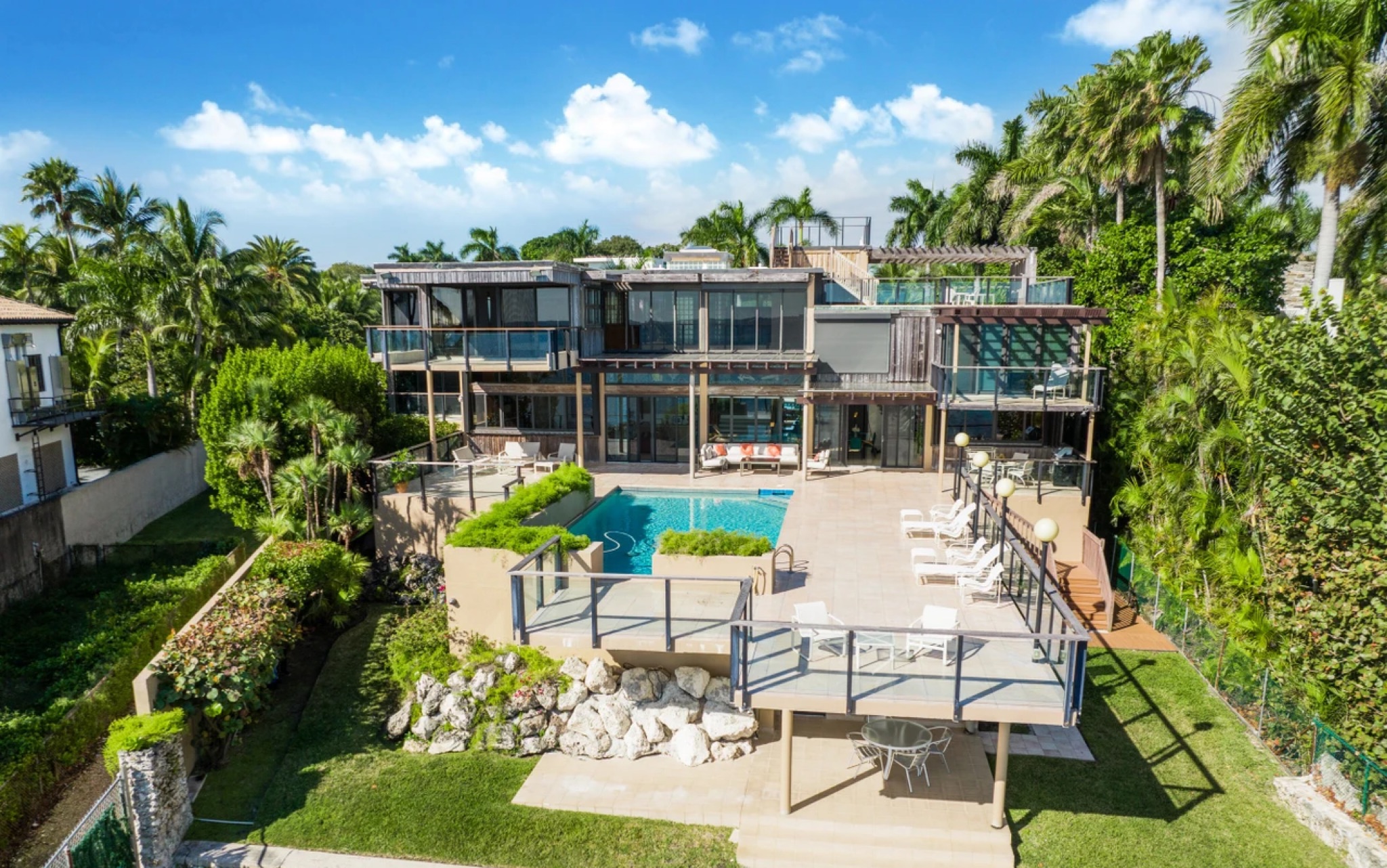 在佛罗里达州迈阿密的一座阳光明媚的滨水豪宅