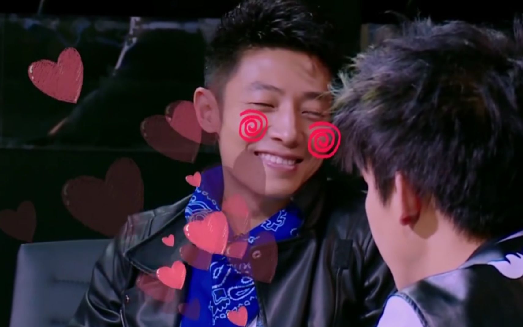 撒贝宁的幽默细胞真是多,还没上车就把车上的何炅等人逗笑了