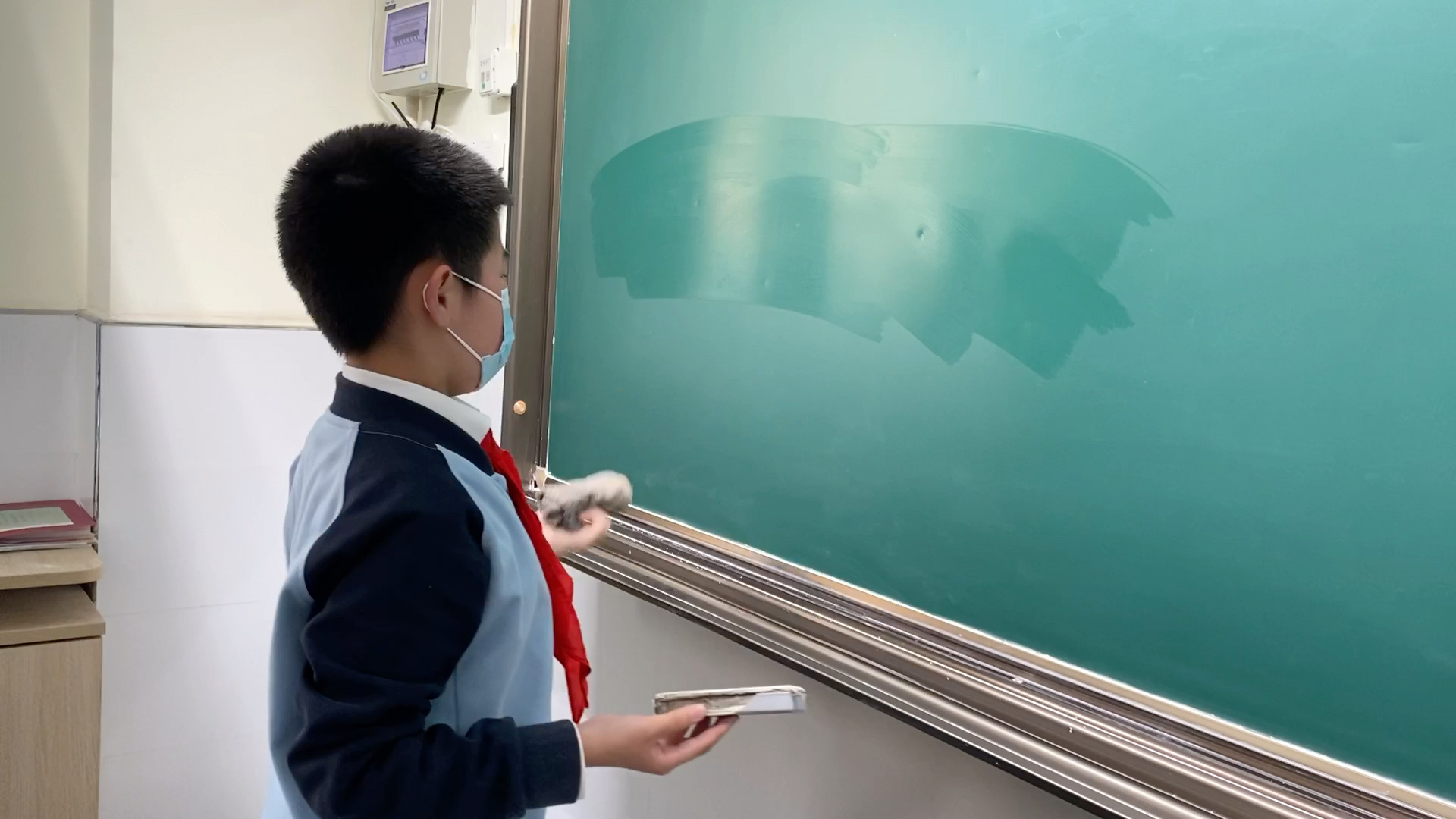 如何把黑板擦得和徐同学的一样干净?