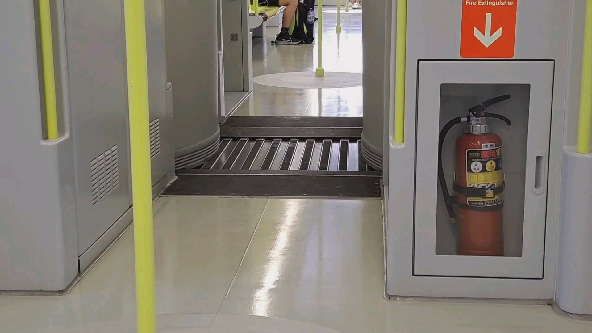 这大概是台北地铁最会扭的车厢连接通道了_哔哩哔哩_bilibili