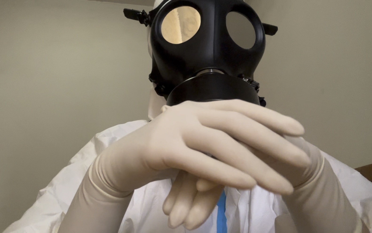 戴防毒面具手套做好防护