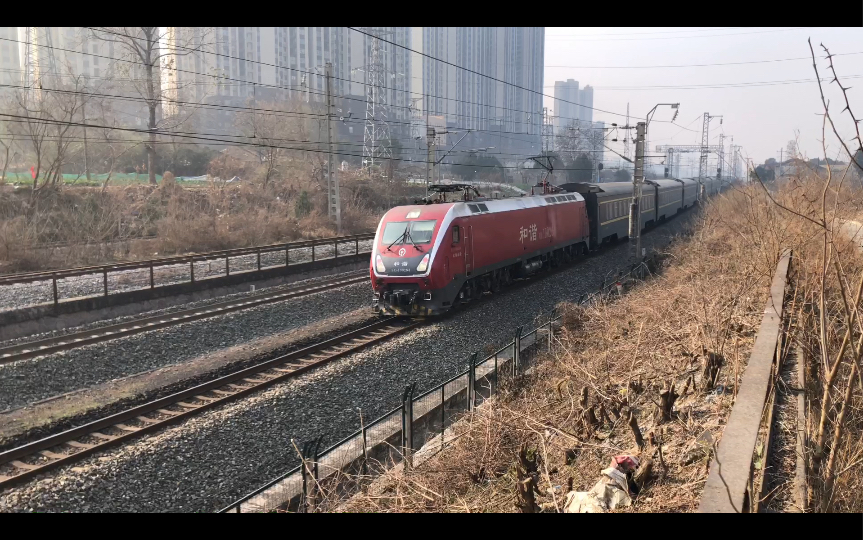 武局南段牵引客车z334次成都东～深圳东,两道通过荆门南站