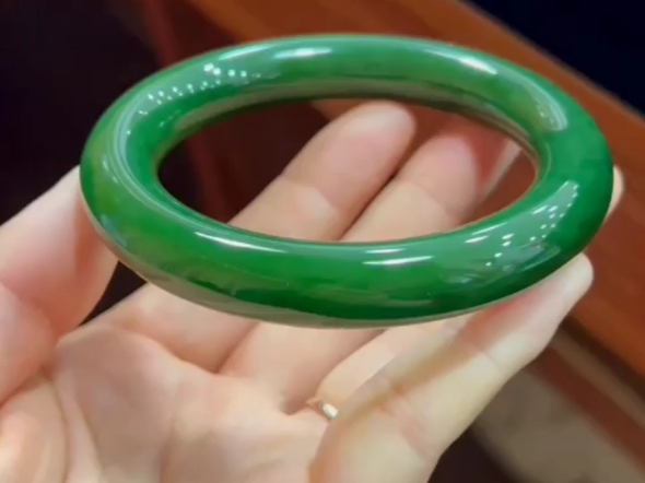 和田玉碧玉手镯60口径,俄碧老料,菠菜绿辣绿色