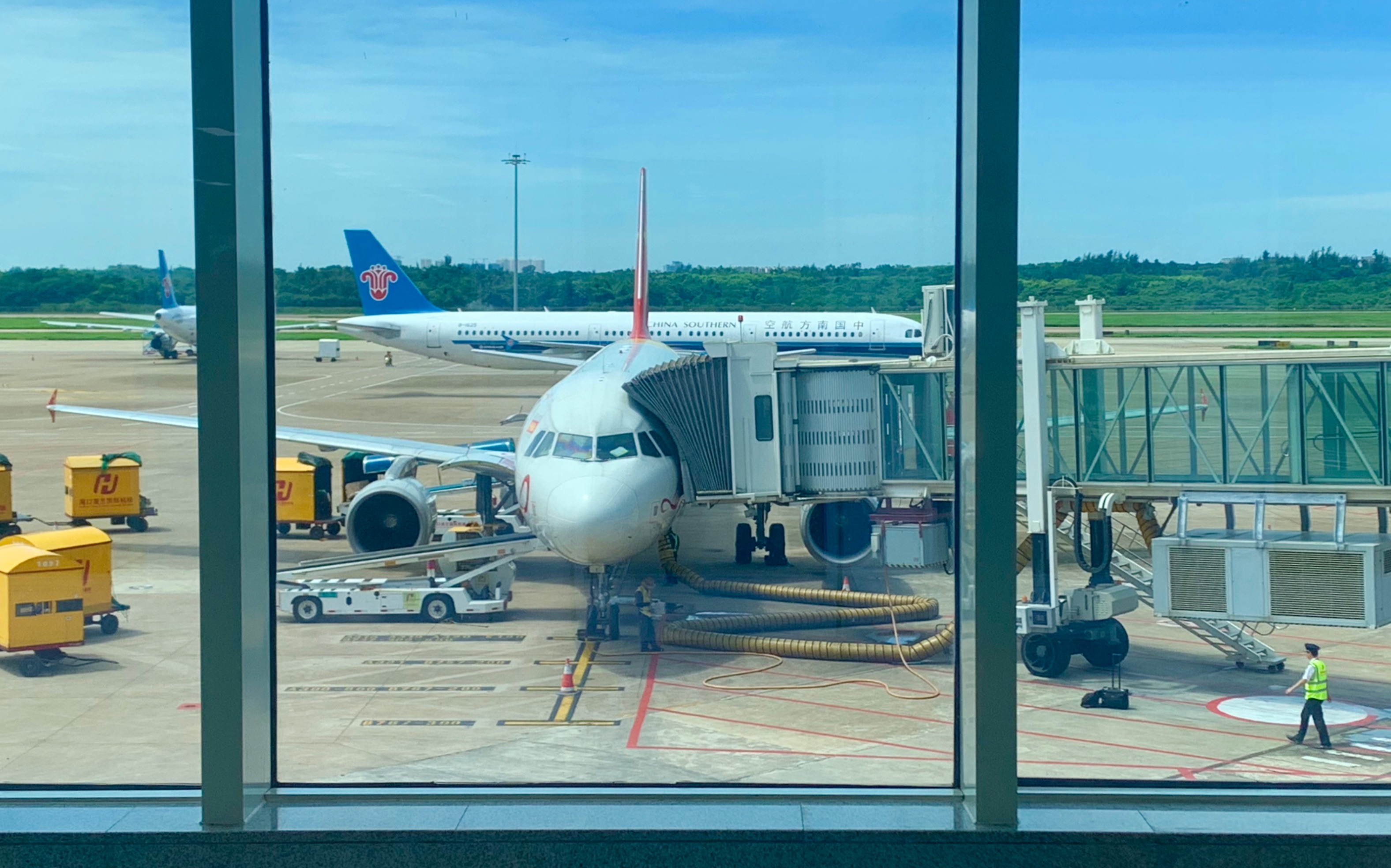 首都航空空客a320-214美兰国际机场起飞.