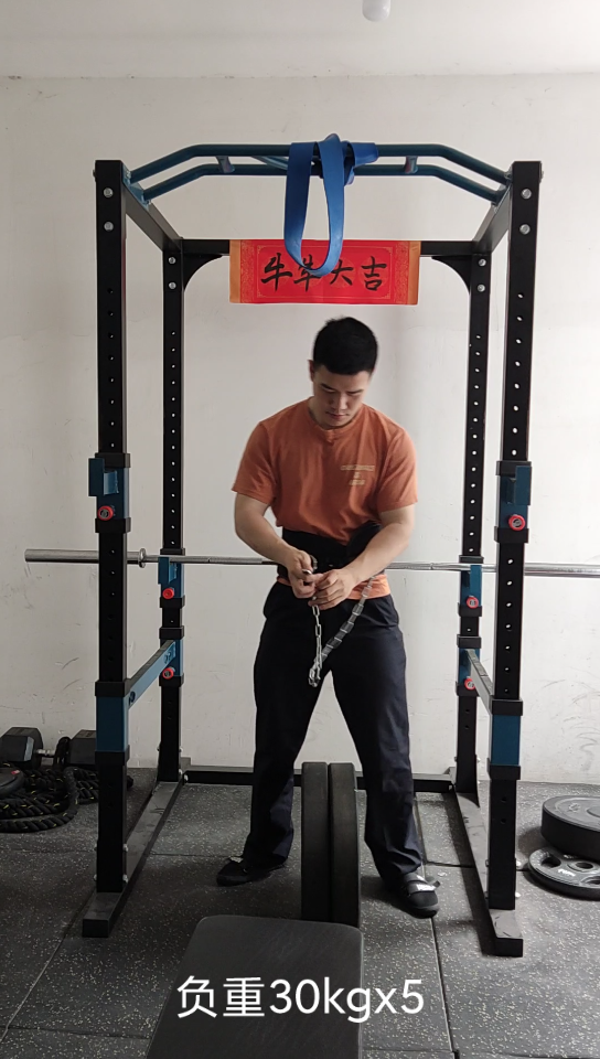 活动作品负重30kg引体向上五次背部训练