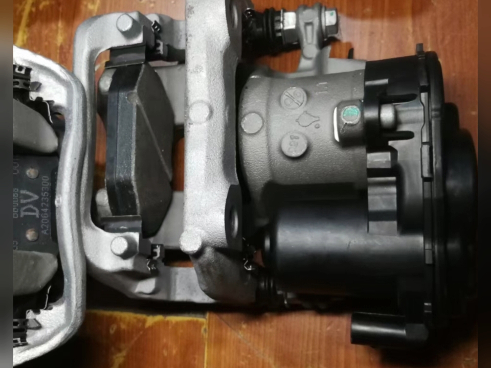 奔驰c200刹车分泵卡钳手刹电机