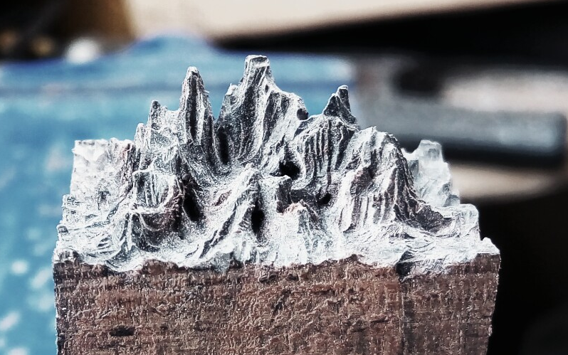 滴胶木艺详细雕山教程摆脱掰木茬的苦恼封入滴胶后成品也超有感觉