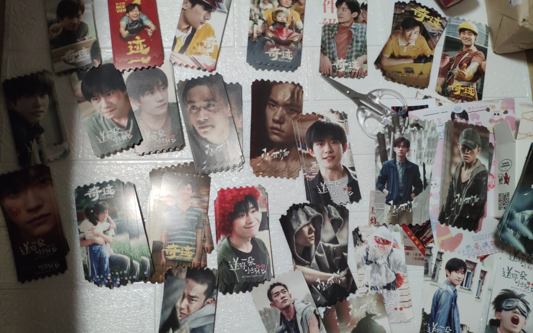 易烊千玺五部电影票根周边开箱今天超开心