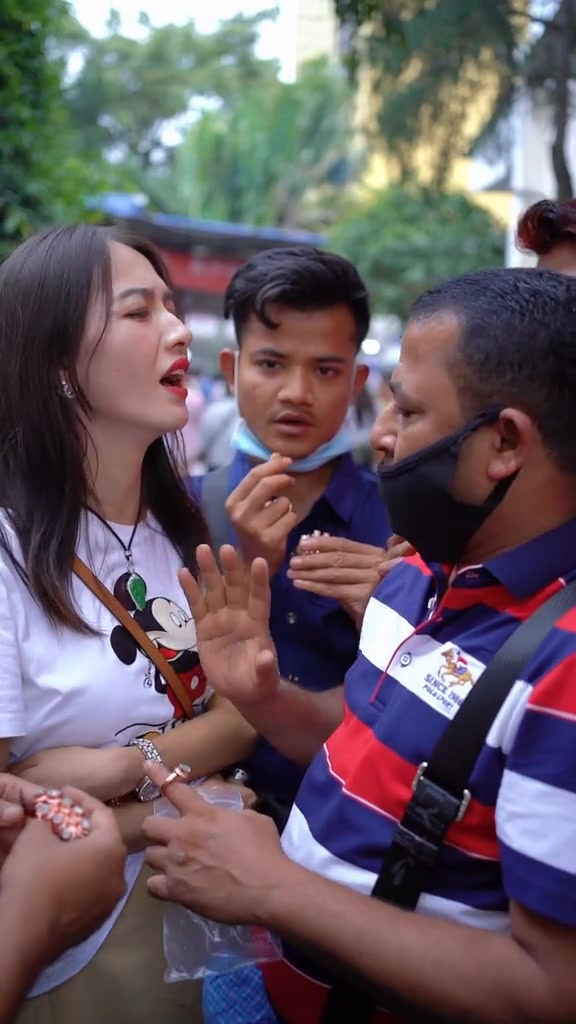 大叔不至于这么打自己脸吧,美女中缅翡翠市场砍价!