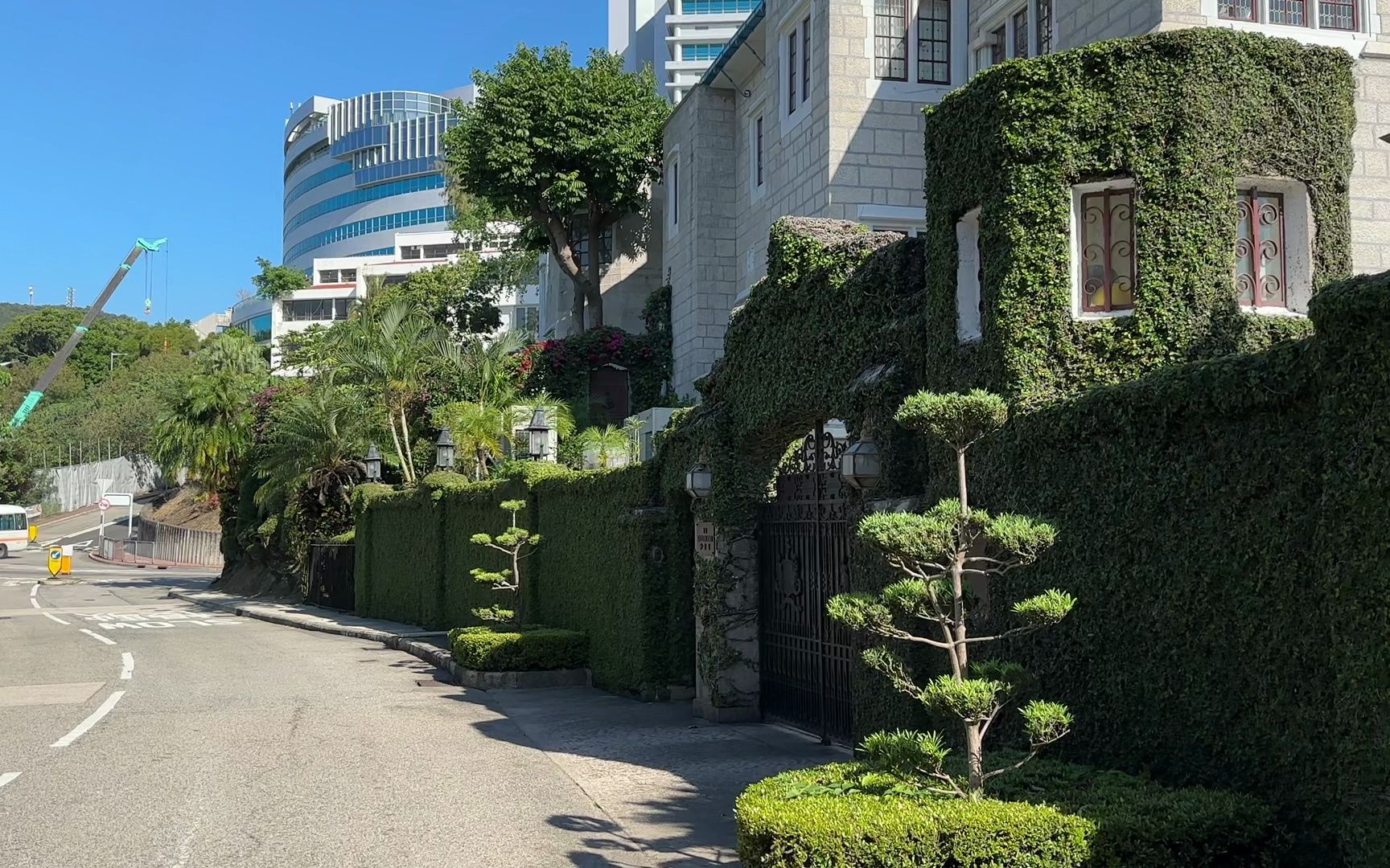 在香港霍启刚郭晶晶家门口,霍震霆家的豪宅,真豪门啊