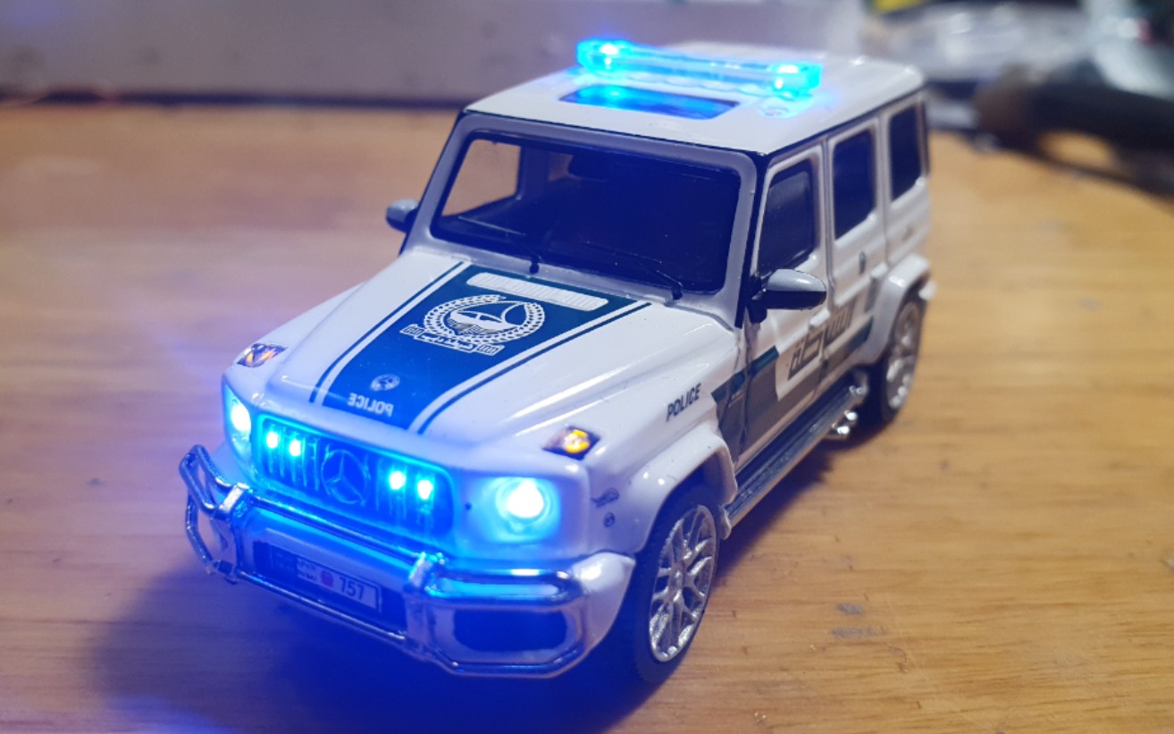 1/64奔驰大g沙特警车涂装加灯(遥控)