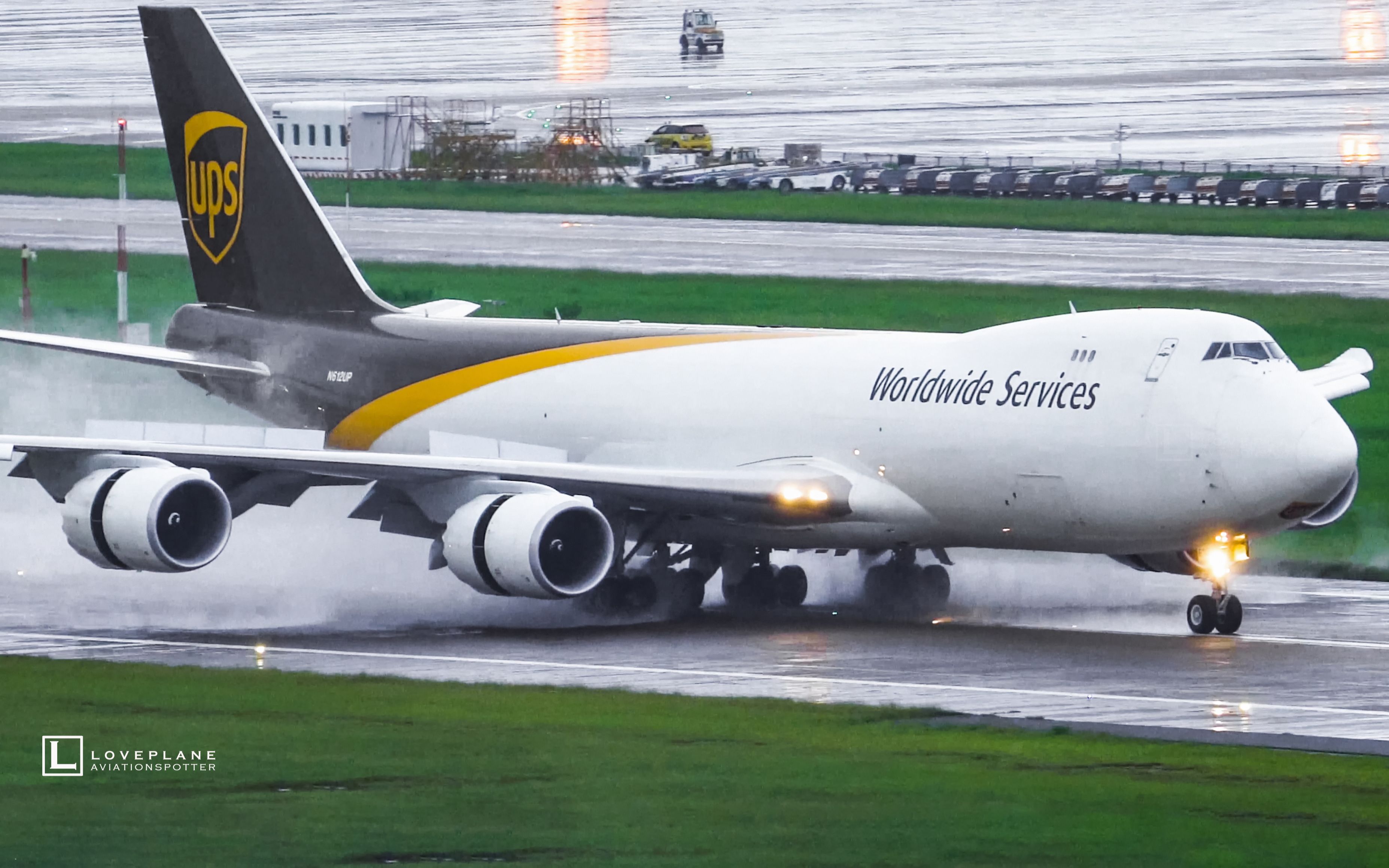 广东话"吹水" 波音747吹水降落深圳太酷了!_哔哩哔哩_bilibili