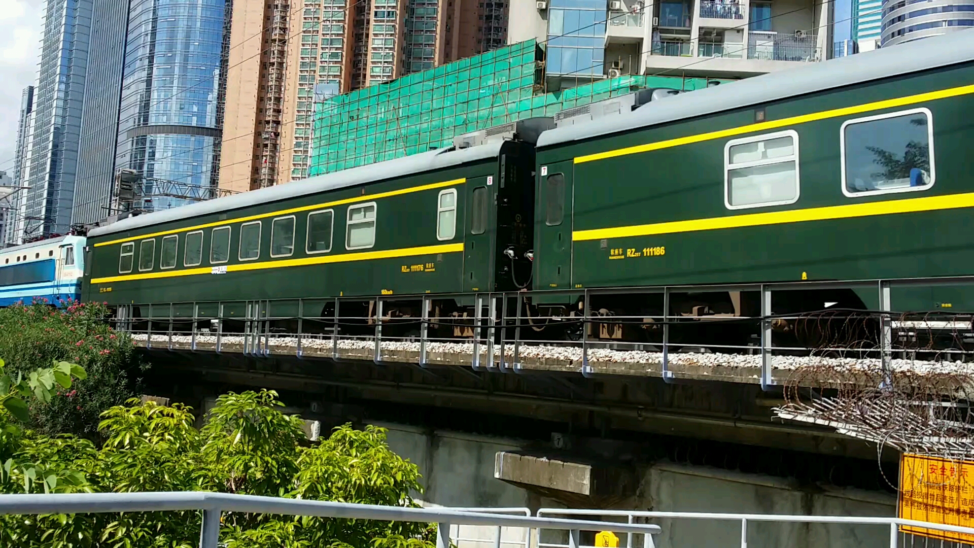 z8006次深圳龙川扫把动集通过人民公园