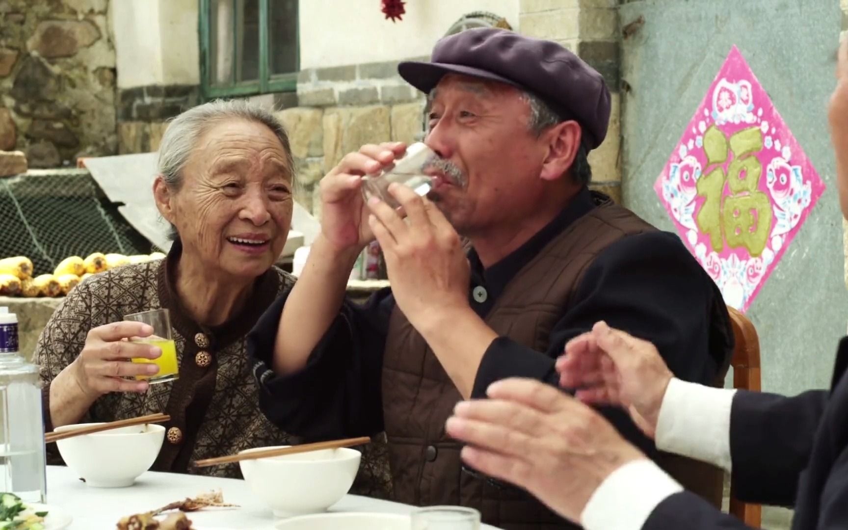 在喊一声爹娘:儿女为古董假装孝顺,一听是假的,竟如此对待二老_哔哩