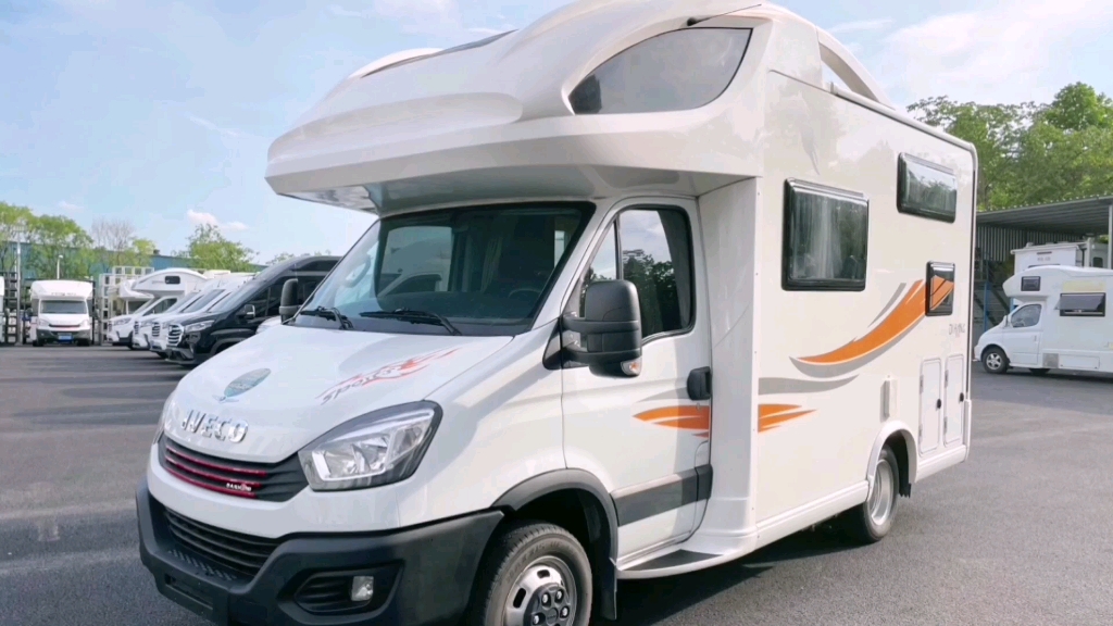 新到19年上牌旌航依维柯c型大额头房车