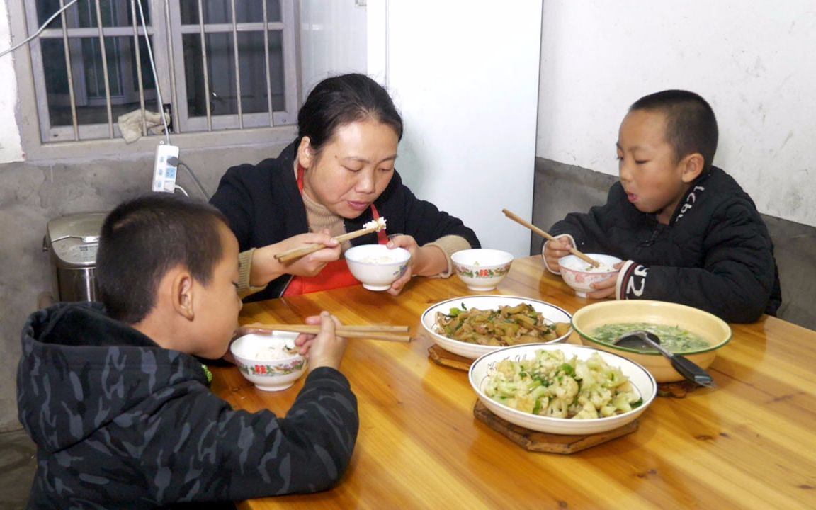 婆婆不在家,农村儿媳用大头菜炒肉,微甜微甜配着米饭吃,真下饭哔哩哔哩bilibili