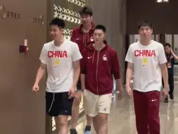 Скачать видео: 中国男篮抵达衢州，杜润旺趣逗王岚嵚，周琦回归，胡明轩造型抢眼