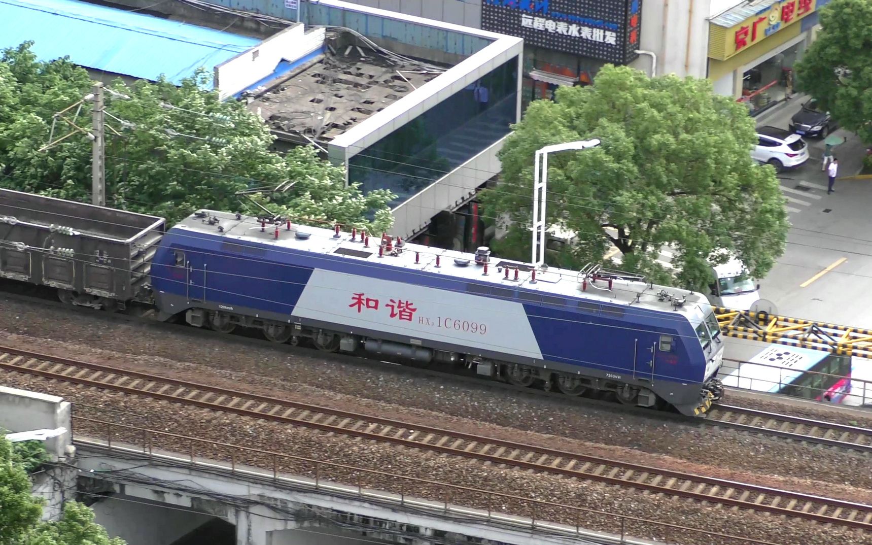 和谐hxd1c电力机车头拉着货运列车经过长沙火车站