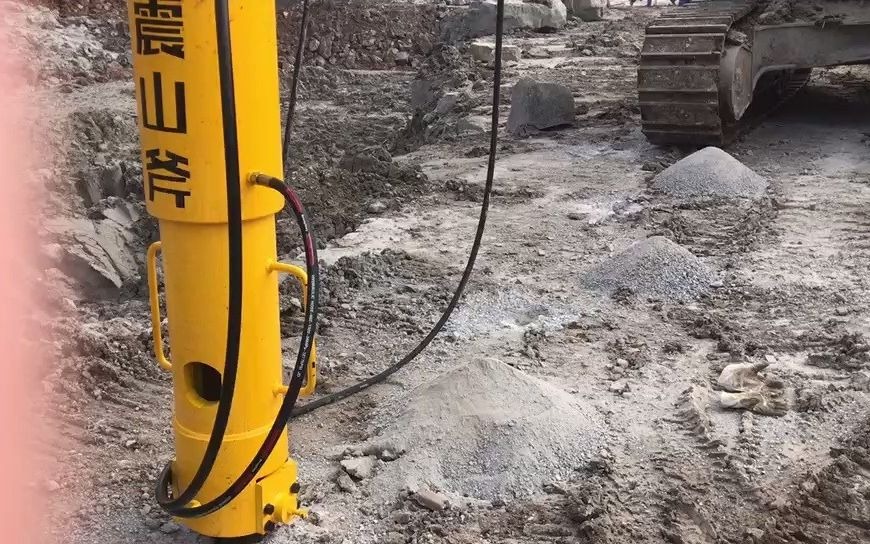 岩石静态分裂设备  震山斧大型机载液压劈裂机工作视频