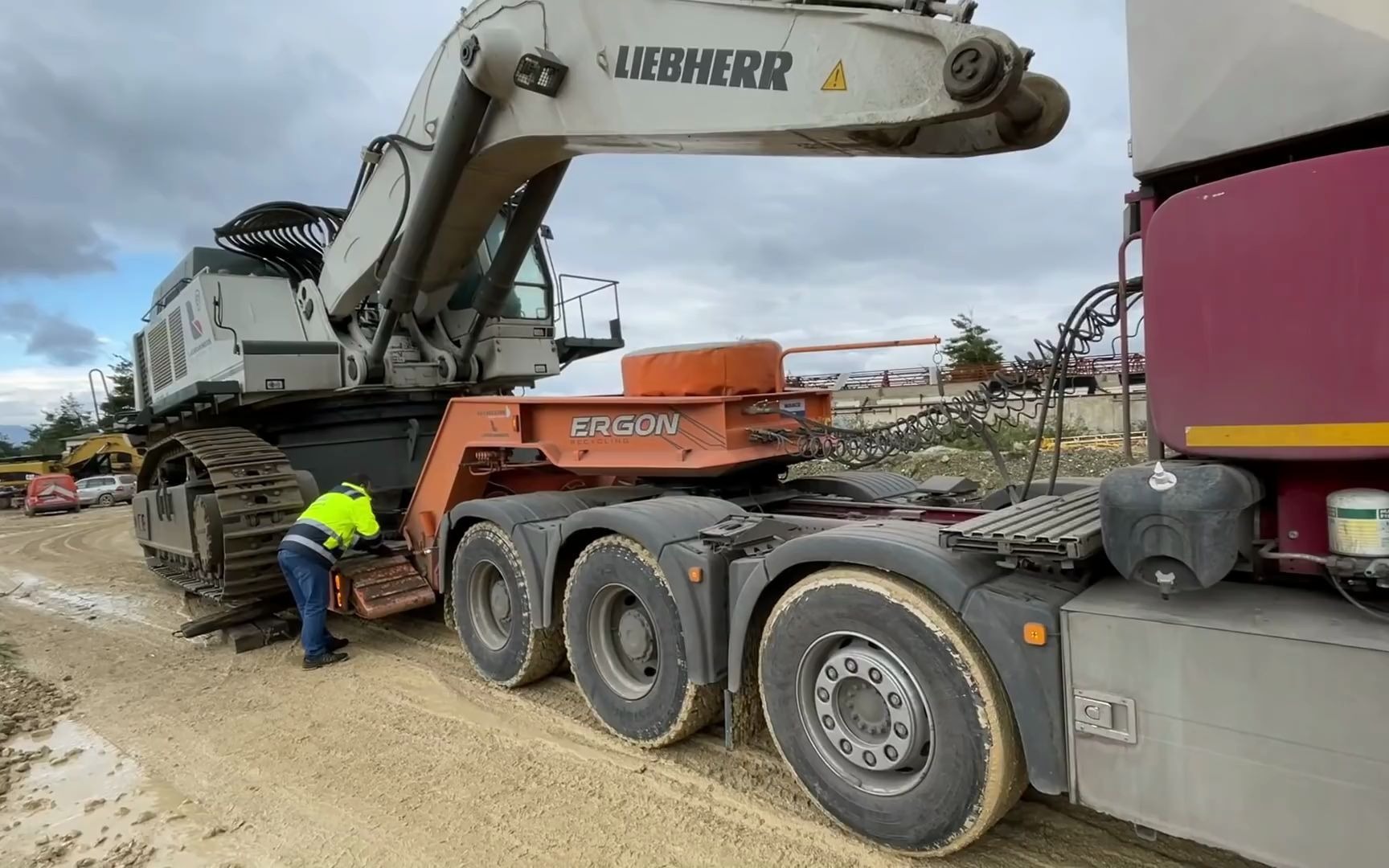 装载和运输利勃海尔984挖掘机mmc