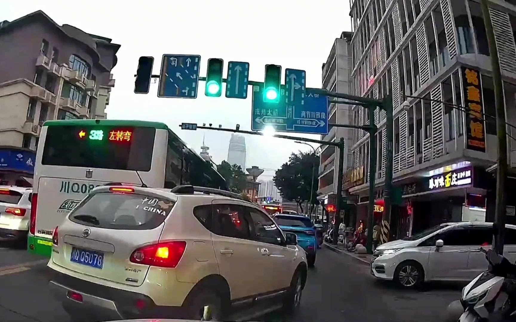 白色本田变道跟公交车去挤,车主真是个奇葩啊