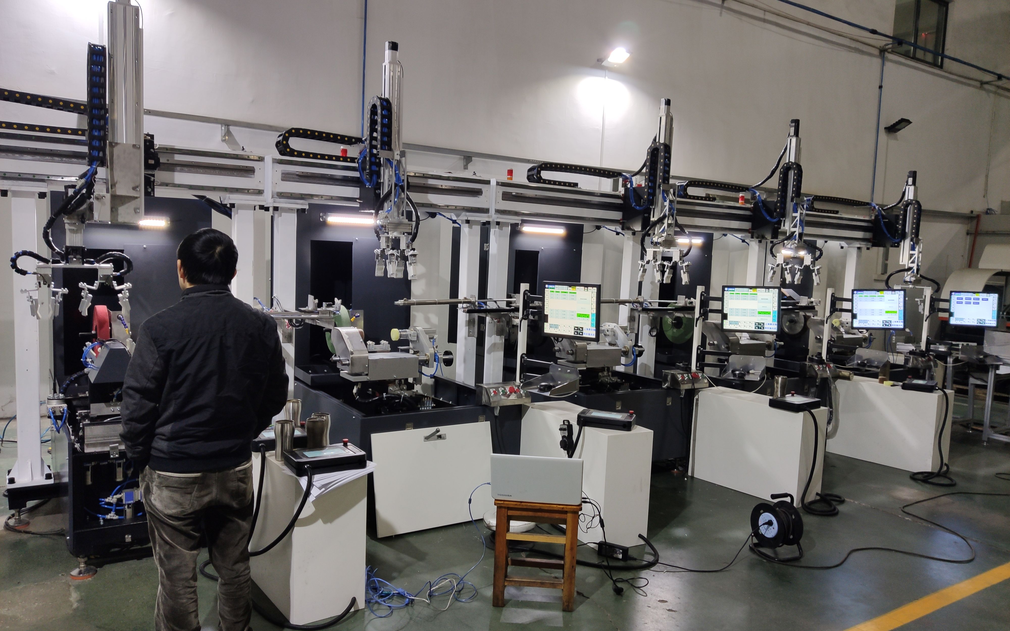 保温杯异形抛光机流水线运行效果视频