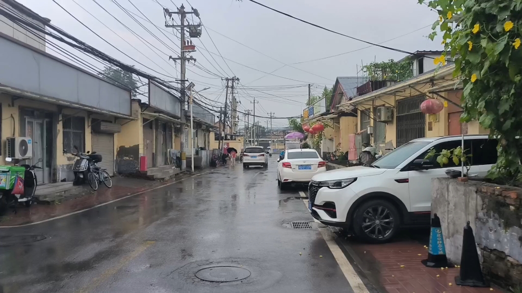 北京海淀区冷泉村下雨天街道实拍