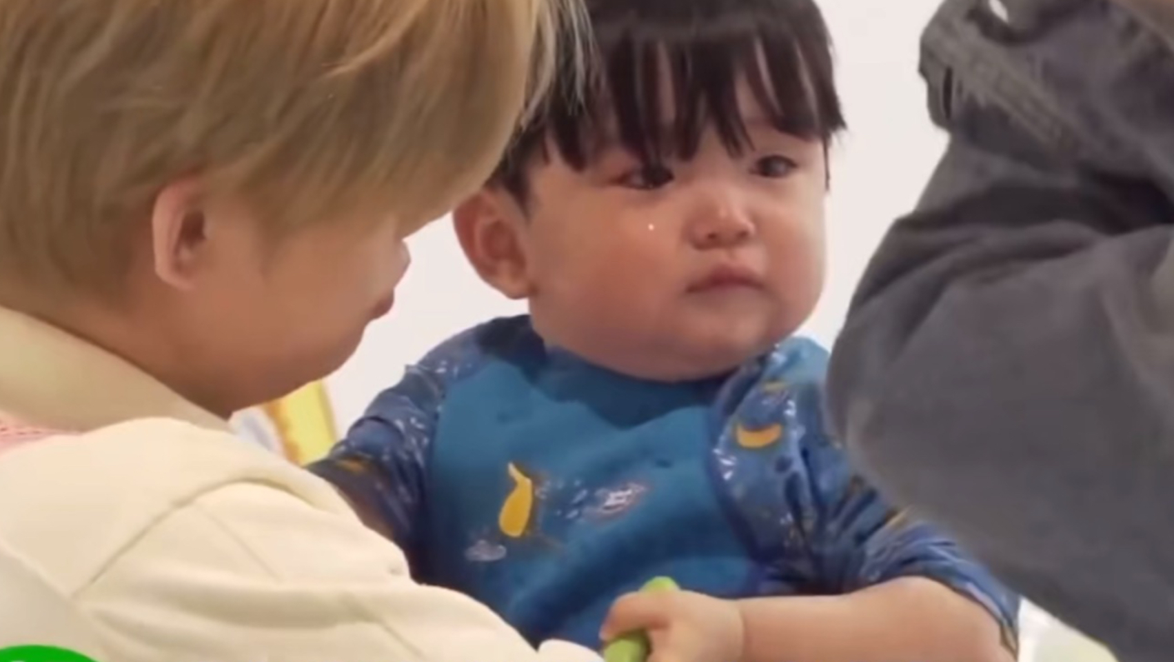 yoojun穿泳衣显得异常胖嘟嘟