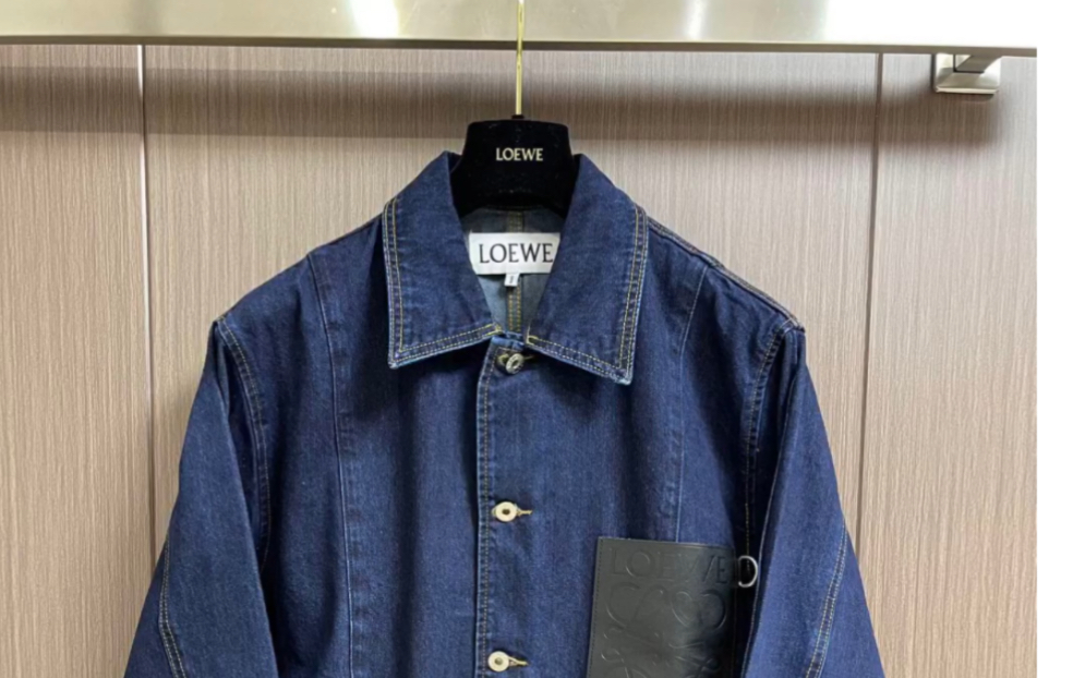 说一下原单loewe罗意威2023ss 早秋最新款 logo 拼皮口袋牛仔外套