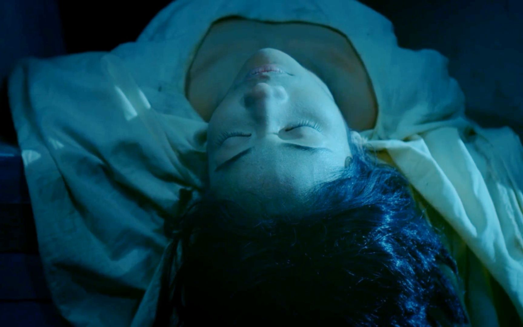 老大爷每晚去墓地剪下女性尸体的头发去卖钱最后酿成惨祸