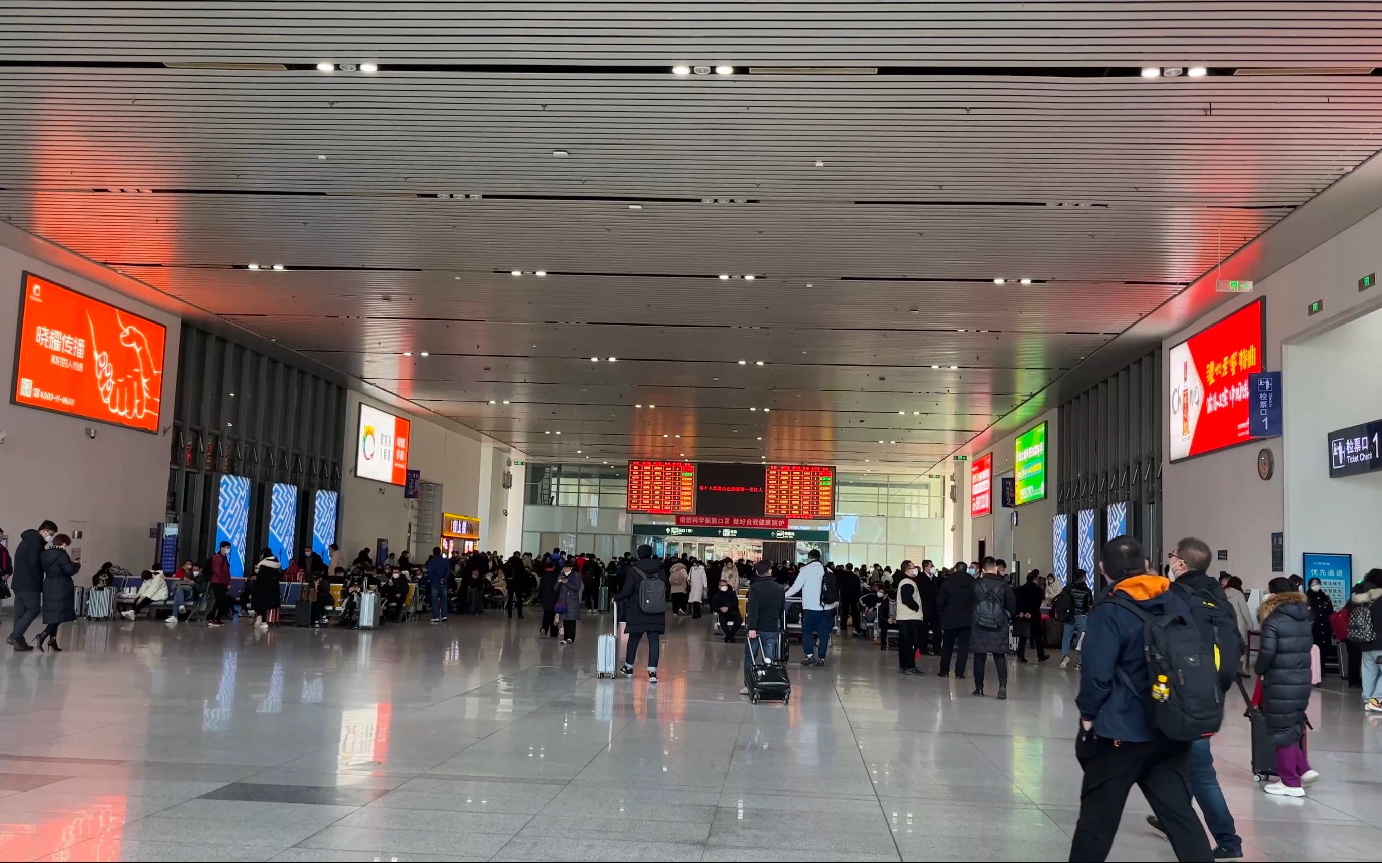 天津 天津南站入口安检 有自动售票机