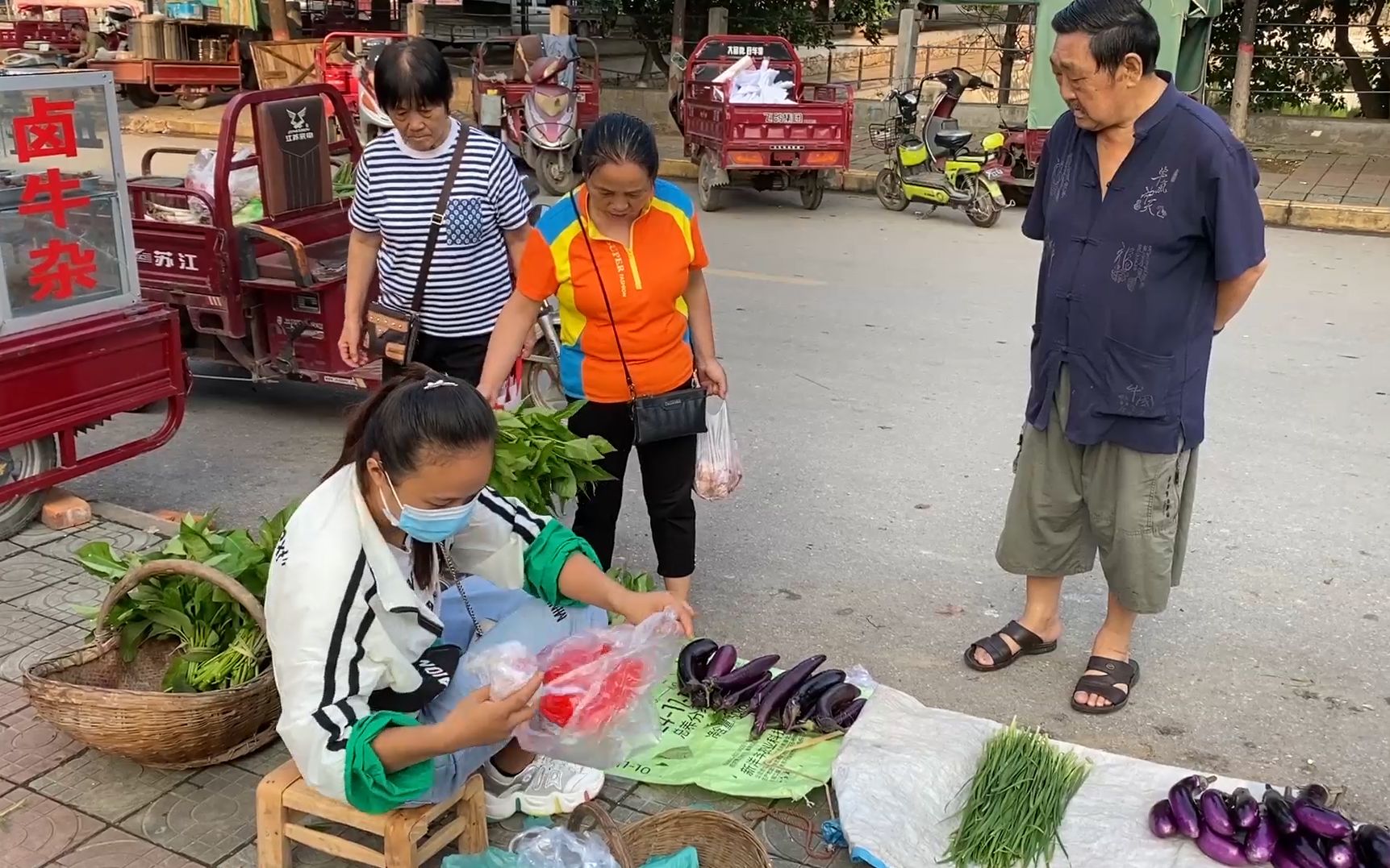 榮榮去集市擺攤賣菜,剛去就遇見一個大客戶,一次買走一大半